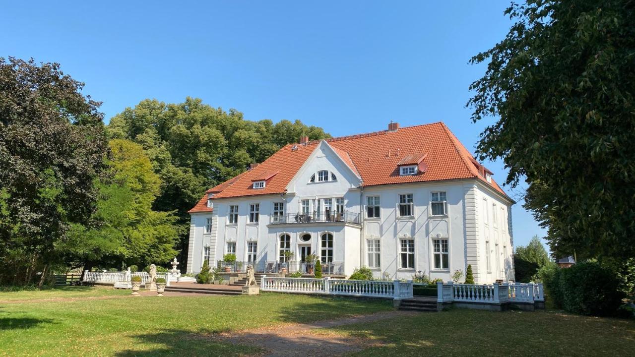 Schloss Badow Bagian luar foto